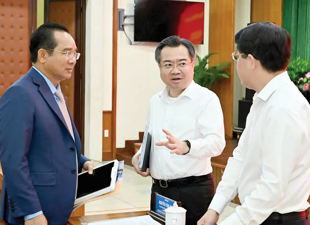 Các đồng chí lãnh đạo TPHCM trao đổi tại hội nghị