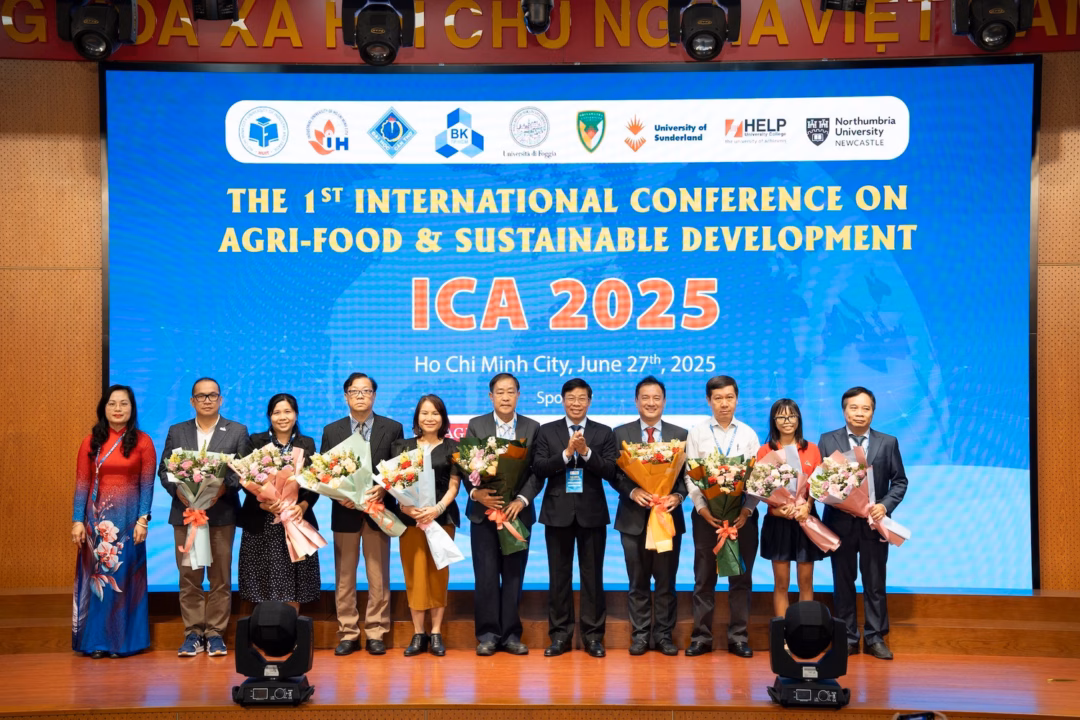 Lãnh đạo Trường Đại học Công Thương TPHCM tặng hoa các đại biểu. Lãnh đạo Trường Đại học Công Thương TPHCM tặng hoa các đại biểu.