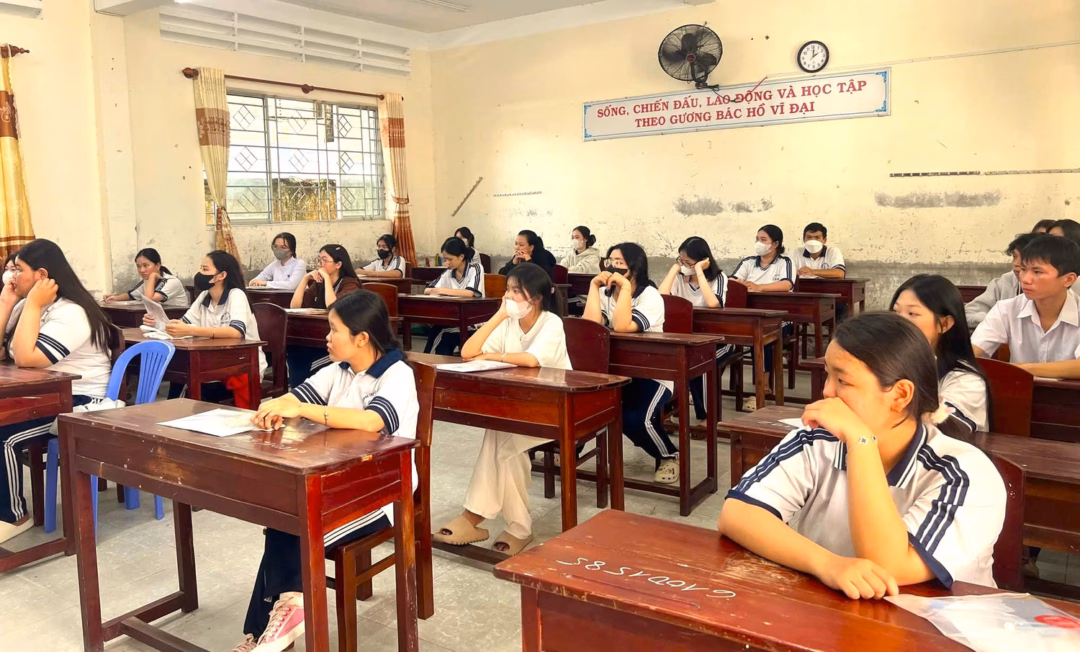 Thí sinh vào phòng thi Thí sinh Cà Mau vào phòng thi