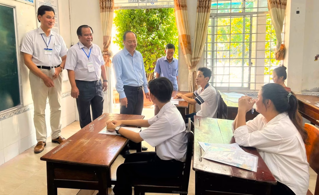 Ban chỉ đạo kiểm tra việc bố trí phòng thi Ban chỉ đạo Kỳ thi tốt nghiệp THPT năm 2025 tỉnh Cà Mau kiểm tra việc bố trí phòng thi tại các điểm thi