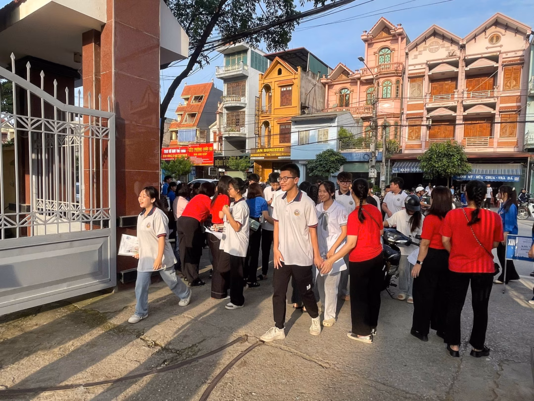 Thí sinh rạng rỡ sau khi kết thúc kỳ thi.