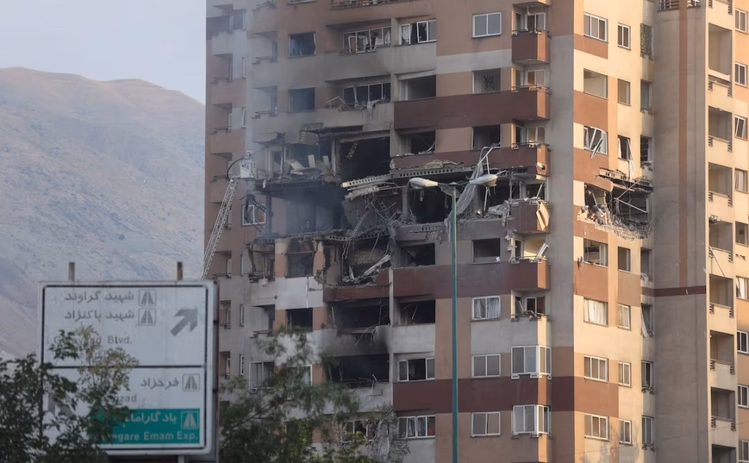 Hậu quả không kích tại Tehran Một tòa nhà bị hư hại sau các cuộc không kích của Israel tại Tehran, Iran