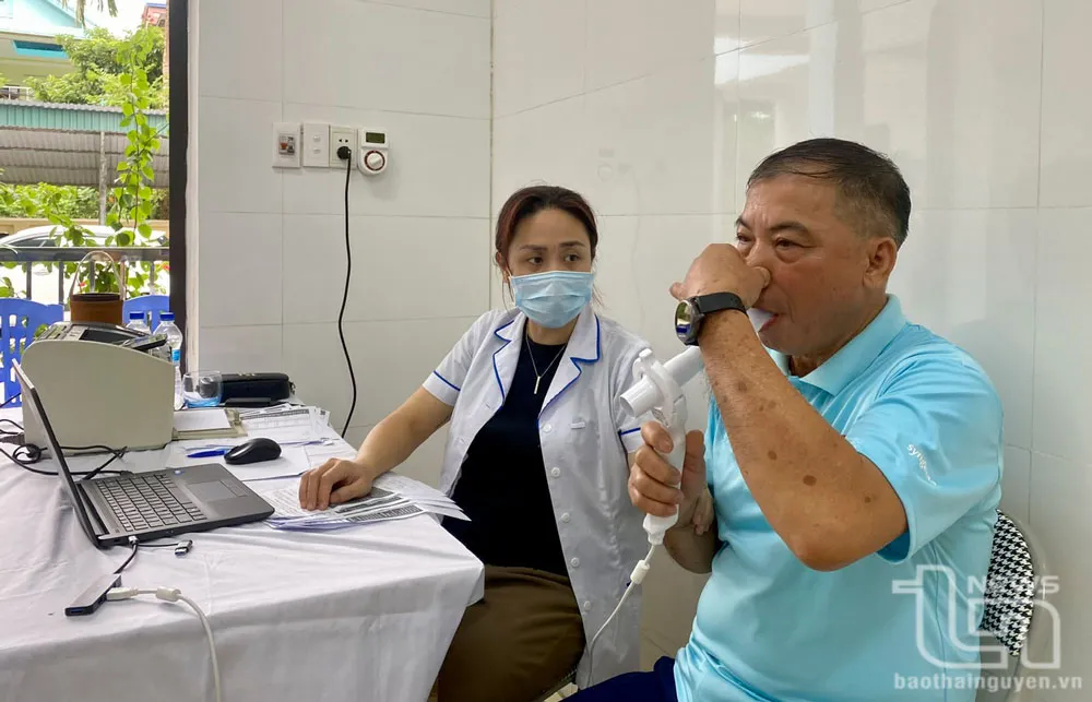 Khám sức khỏe miễn phí tại Trạm Y tế Trung tâm Hô hấp Bệnh viện Bạch Mai khám miễn phí bệnh phổi tắc nghẽn mạn tính và hen phế quản tại Trạm Y tế phường Hương Sơn