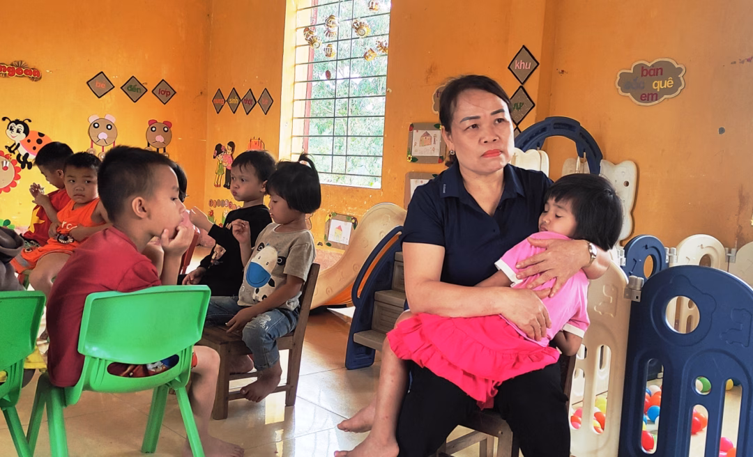 Cô Phạm Thị Nguyên chăm sóc, nuôi dạy 19 trẻ ở điểm lẻ mầm non làng Thiết Giang.
