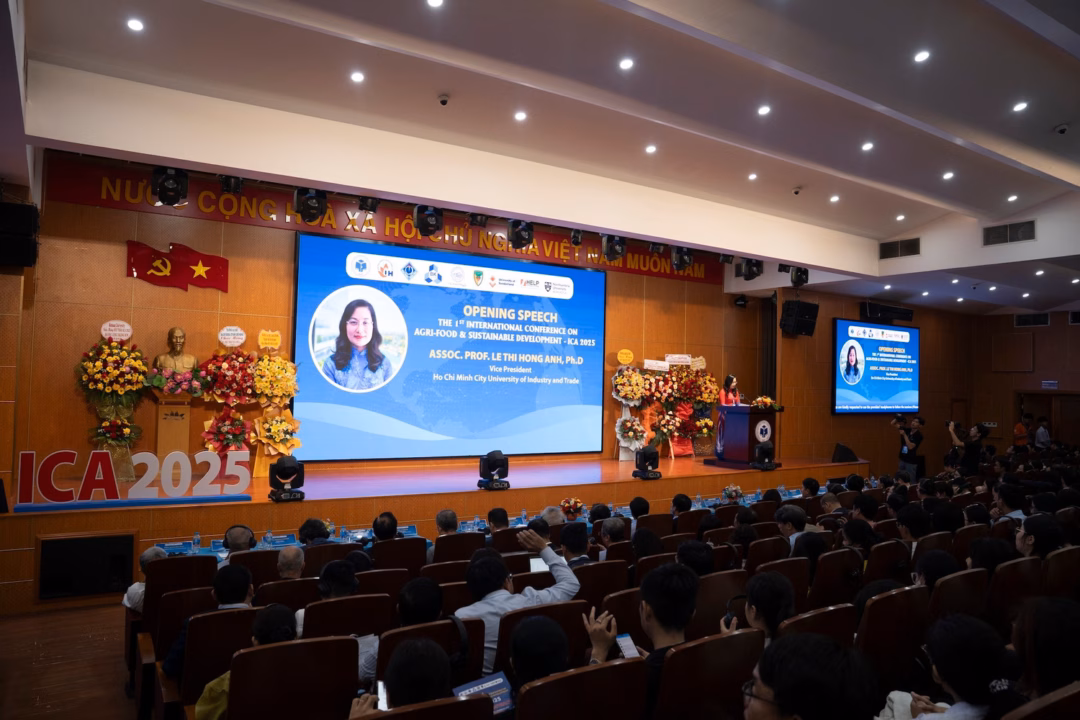PGS.TS Lê Thị Hồng Ánh, Phó Hiệu trưởng Trường Đại học Công Thương TPHCM phát biểu tại hội thảo. PGS.TS Lê Thị Hồng Ánh, Phó Hiệu trưởng Trường Đại học Công Thương TPHCM phát biểu tại hội thảo.