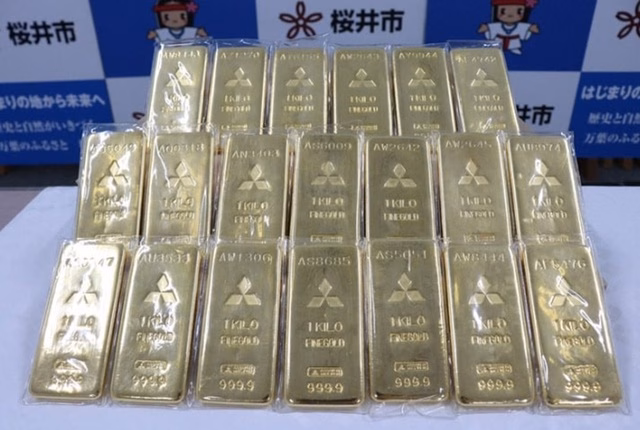 Cụ ông 70 tuổi mang túi vàng