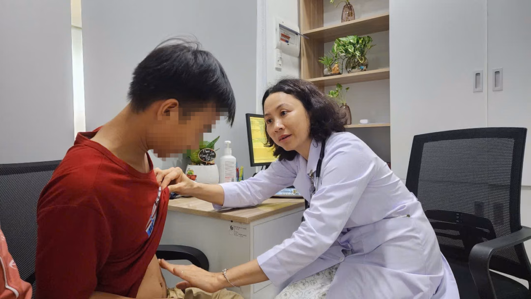 Bác sĩ chuyên khoa II Lê Thị Kim Lý, Phó trưởng Khoa Nội tiêu hóa - Bệnh viện Nhân dân Gia Định (TP HCM), thăm khám cho bệnh nhân bị đau dạ dày
