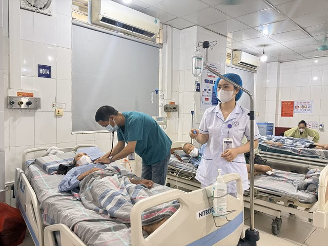 Bệnh viện Đa khoa Mê Linh bố trí điều hòa và cây nước cho bệnh nhân.