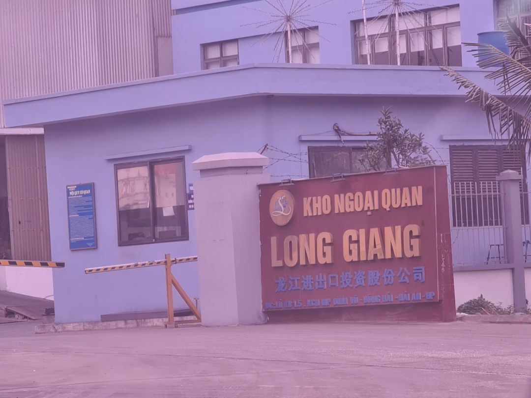 Kho ngoại quan Long Giang Bên trong khu đất kho ngoại quan Long Giang chính là địa chỉ ghi trên bao bì 'Chân gà sả tắc bà Tuyết'