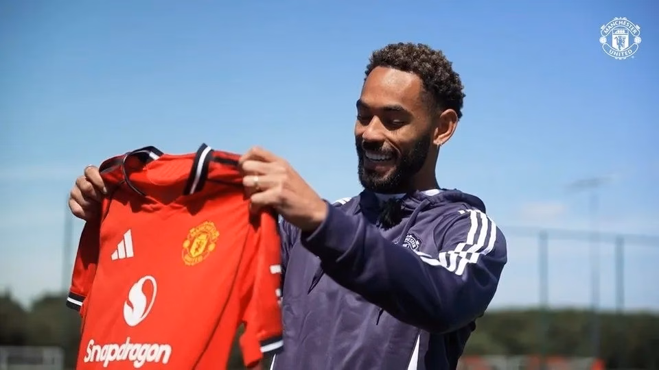 Cunha khoe được trao cho áo số10 tại Man Utd. Cunha khoe được trao cho áo số10 tại Man Utd.