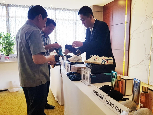 Trưng bày, hướng dẫn phân biệt hàng thật, hàng giả