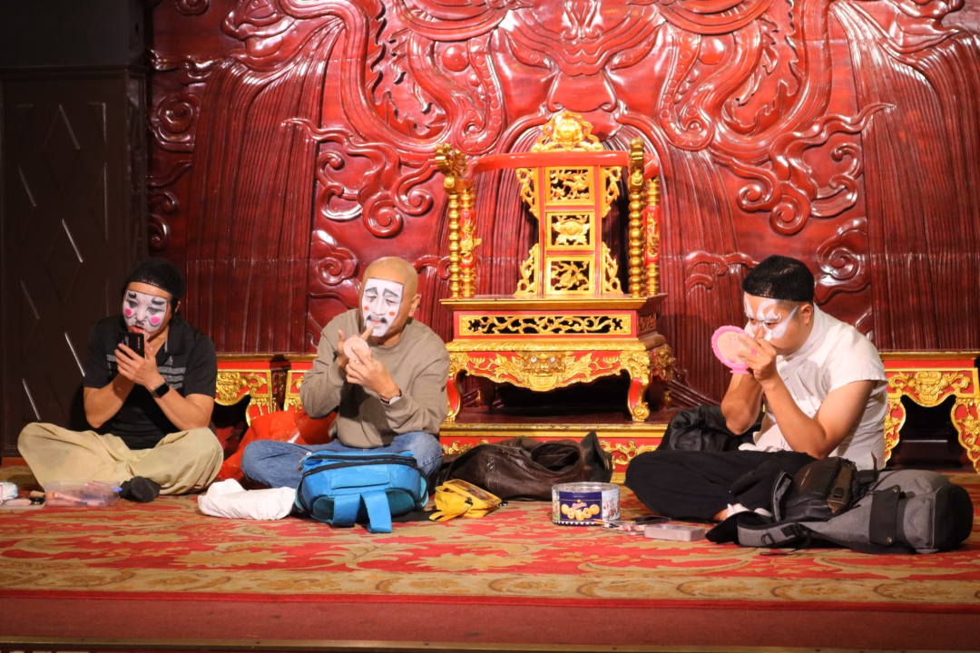 Nghệ sĩ Nhà hát Tuồng Việt Nam ở hậu trường Nghệ sĩ Nhà hát Tuồng Việt Nam ở hậu trường