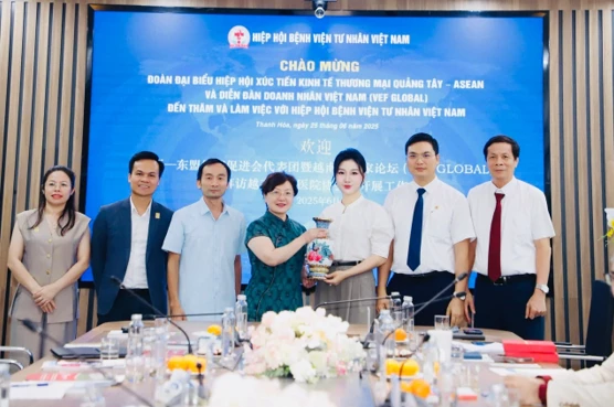 Lãnh đạo 3 tổ chức doanh nghiệp chụp ảnh với quà lưu niệm