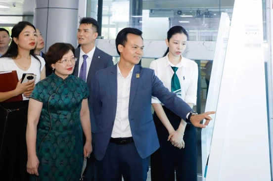 Lãnh đạo VEF Global và Hiệp hội Xúc tiến kinh tế thương mại Quảng Tây – Asean thực tế công nghệ tại Bệnh viện Đa khoa Hợp lực