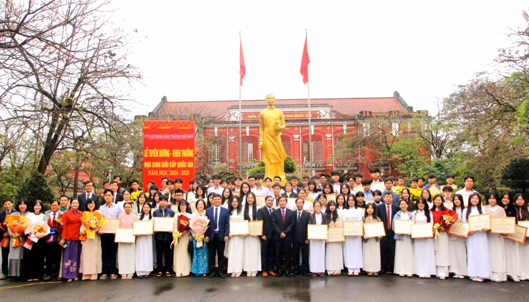 Lãnh đạo TP Huế tuyên dương, khen thưởng học sinh giỏi cấp quốc gia năm học 2024-2025.