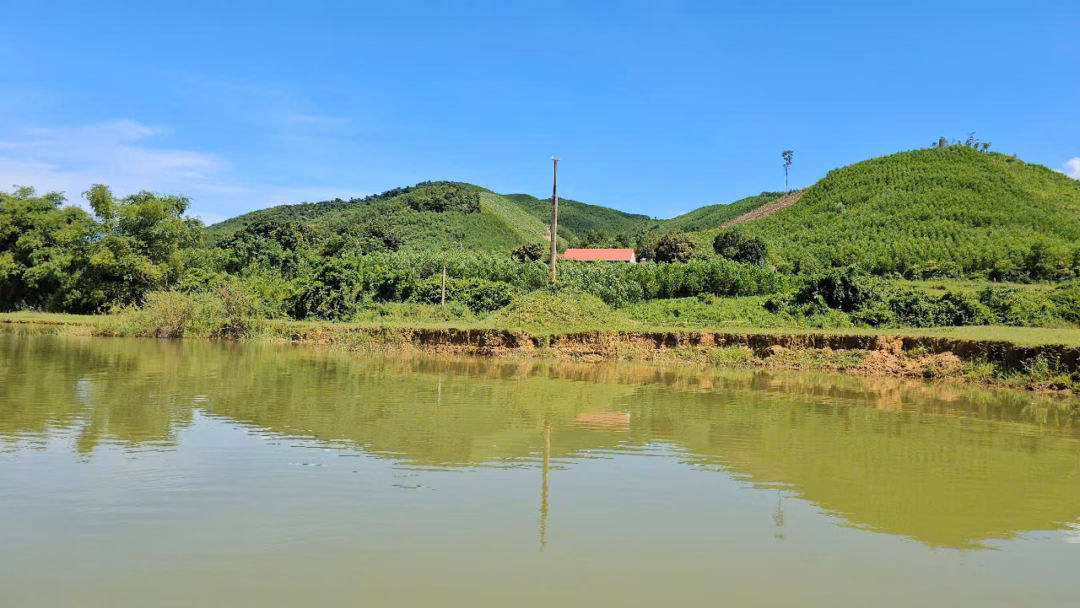 Người dân cho rằng nhiều diện tích đất bị sạt lở từ khi doanh nghiệp thực hiện việc nạo vét, tận thu cát sỏi