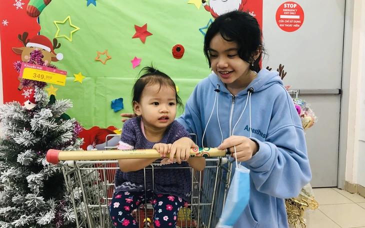 Áp lực từ những đứa trẻ ‘một bề’ Con một bề và những vết hằn khó xóa - Ảnh 2.