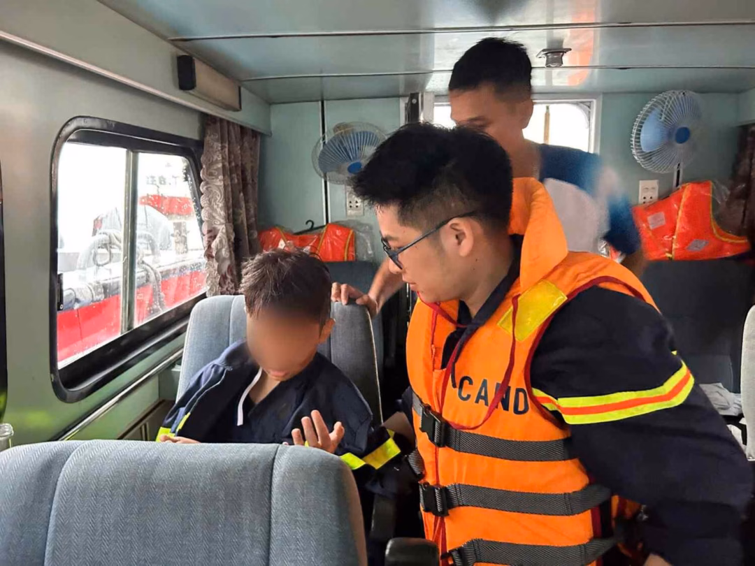 Bố mất tích, con trai 10 tuổi único sống sót trong vụ tàu lật ở Vịnh Hạ Long Anh Thức vẫn đang mong ngóng tin tức của em họ (Ảnh: Như Hoàn)