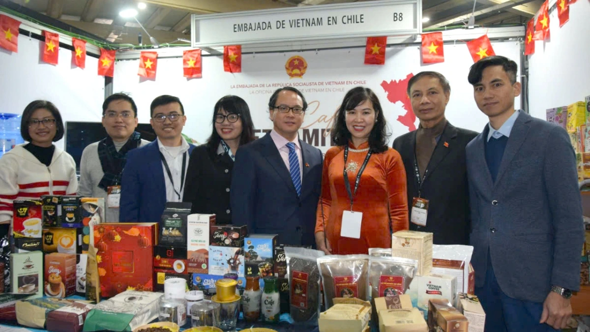 Cà phê Việt Nam chinh phục thị trường Mỹ Latinh qua Hội chợ Expo Cafe Chile 2025 Các đại biểu, đại diện doanh nghiệp tại gian hàng cà phê Việt Nam