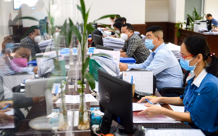 Cán bộ xã phường cần đổi mới tư duy để phục vụ người dân hiệu quả Để người dân không còn sốc với lời 'xin lỗi, cảm ơn' ở trung tâm hành chính công xã phường... - Ảnh 2.