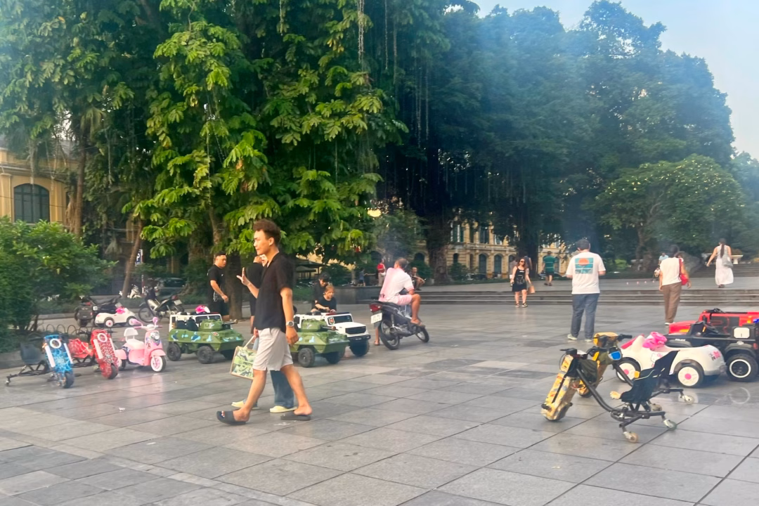 Cẩn thận với xe điện 3 bánh: Nguy cơ tai nạn cho trẻ em Khu vực quảng trường trước Tượng đài Vua Lý Thái Tổ.