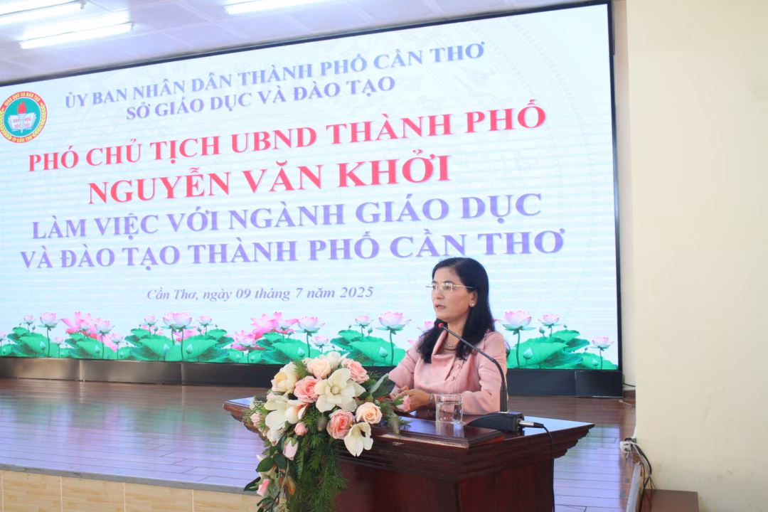 Bà Trần Thị Huyền, Quyền Giám đốc Sở GD&ĐT TP Cần Thơ phát biểu tại buổi làm việc Bà Trần Thị Huyền, Quyền Giám đốc Sở GD&ĐT TP Cần Thơ phát biểu tại buổi làm việc
