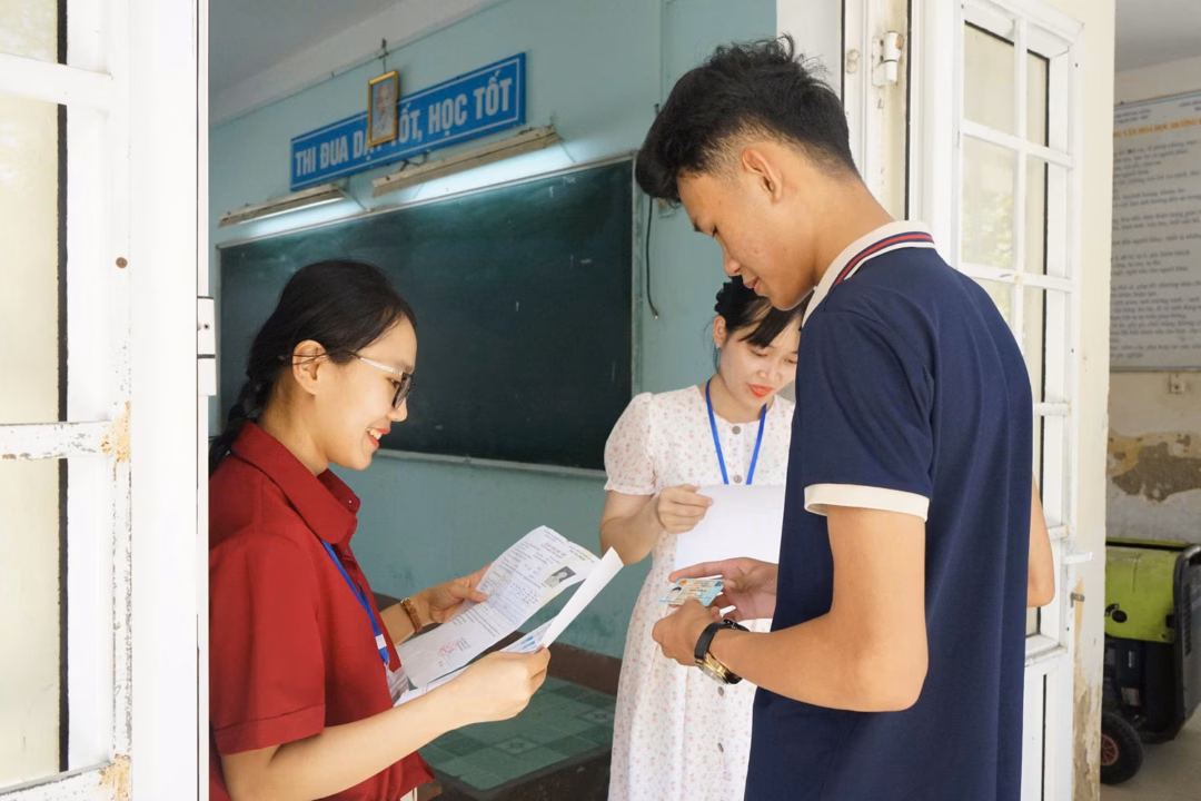 Thí sinh Đà Nẵng làm thủ tục dự thi tốt nghiệp THPT tại điểm thi Trường THPT Phạm Phú Thứ Chấm thi tốt nghiệp THPT năm 2025 tại Đà Nẵng