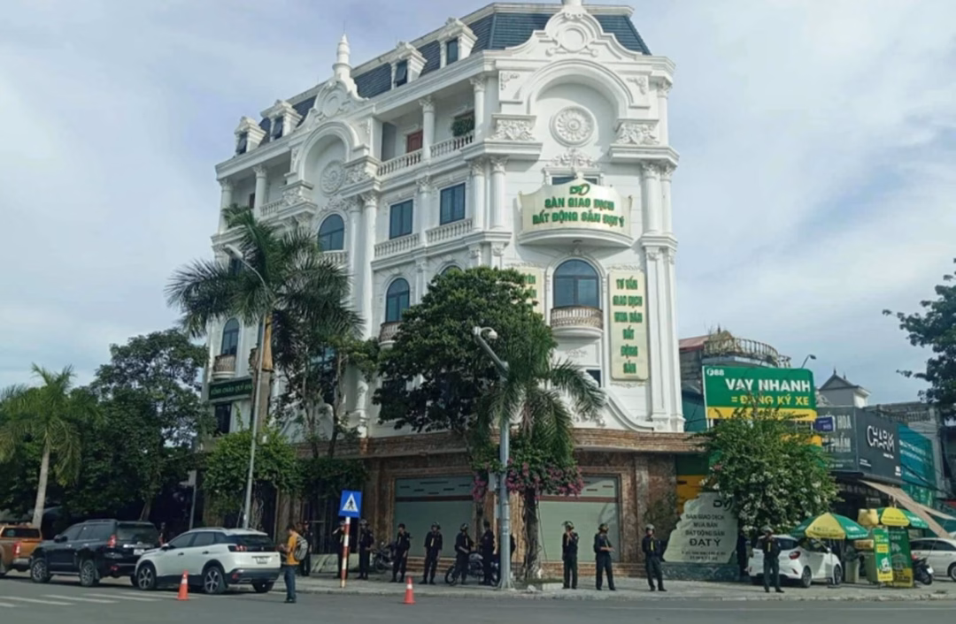 Lực lượng Công an khám xét nơi ở, nơi làm việc của đối tượng Bùi Quốc Ý