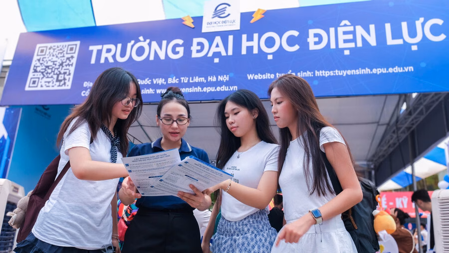 Đại học Điện lực bật mí ngành học hot, cơ hội nghề nghiệp rộng mở Phụ huynh, thí sinh được giải đáp những thắc mắc trong tuyển sinh.