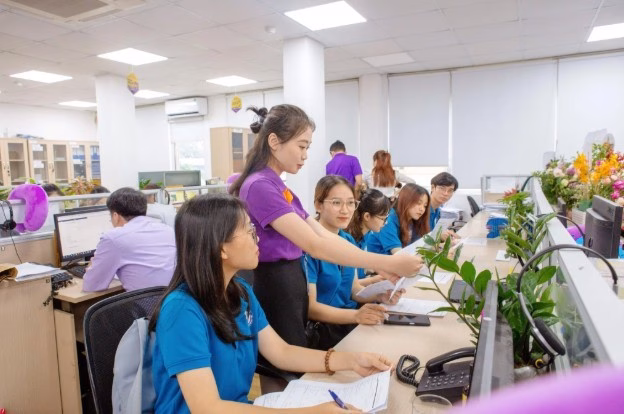 Đại học Đông Á tuyển sinh kế toán bằng tổ hợp C00 Sinh viên ngành Kế Toán của Trường Đại học Công nghệ Đông Á thực tập tại ngân hàng TP Bank.
