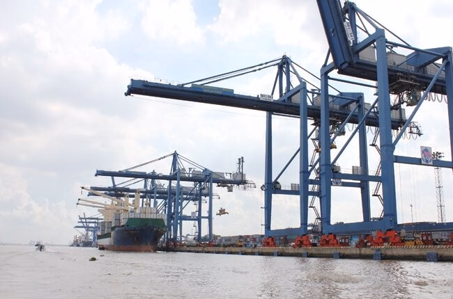 Doanh nghiệp logistics khổ vì chi phí tăng vọt khi áp thuế đối ứng từ Mỹ TPHCM cần hơn 77.000 tỉ đồng đầu tư phát triển hệ thống cảng biển đến năm 2030. Ảnh: TL