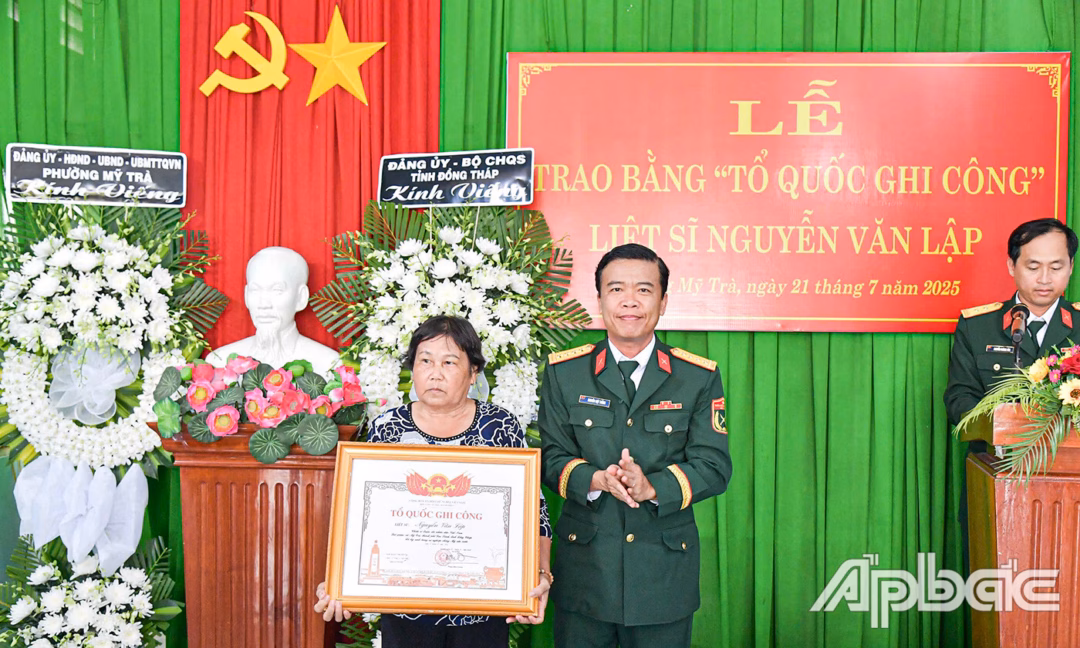 Đại tá Nguyễn Việt Thắng, Chính ủy Bộ CHQS tỉnh trao Bằng “Tổ quốc ghi công” cho thân nhân liệt sĩ Phạm Văn Lập.