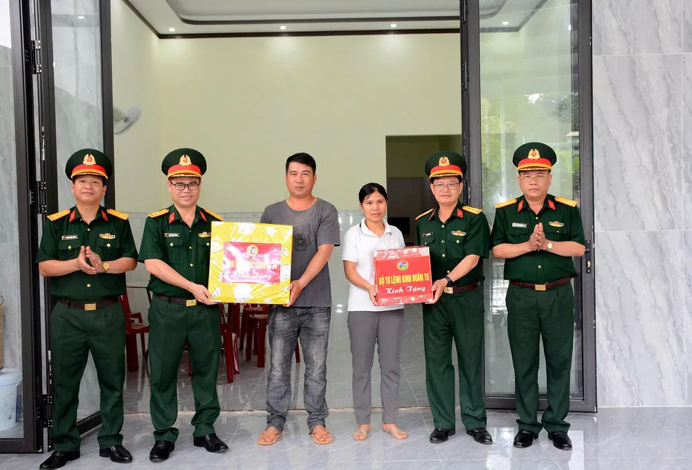 Binh đoàn 15 tặng quà chúc mừng gia đình chị Đỗ Thị Thủy Binh đoàn 15 tặng quà chúc mừng gia đình chị Đỗ Thị Thủy