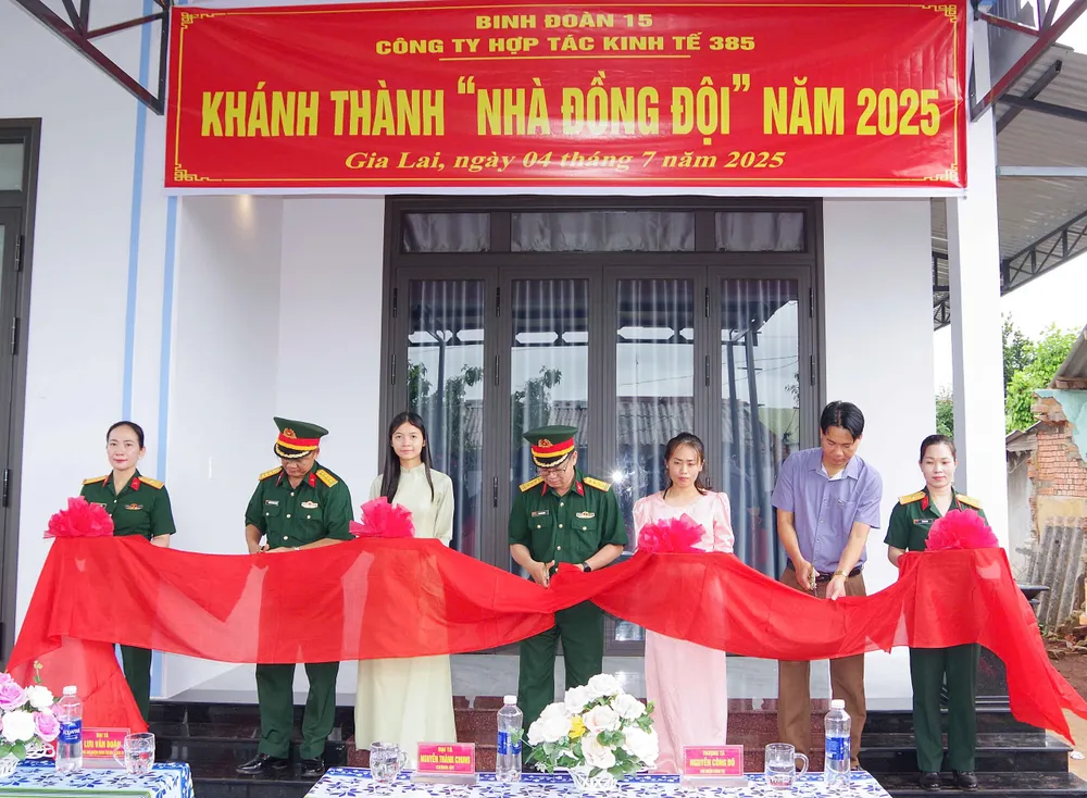 Các đơn vị thuộc Binh đoàn 15 khánh thành nhà mới cho người dân Các đơn vị thuộc Binh đoàn 15 khánh thành nhà mới cho người dân