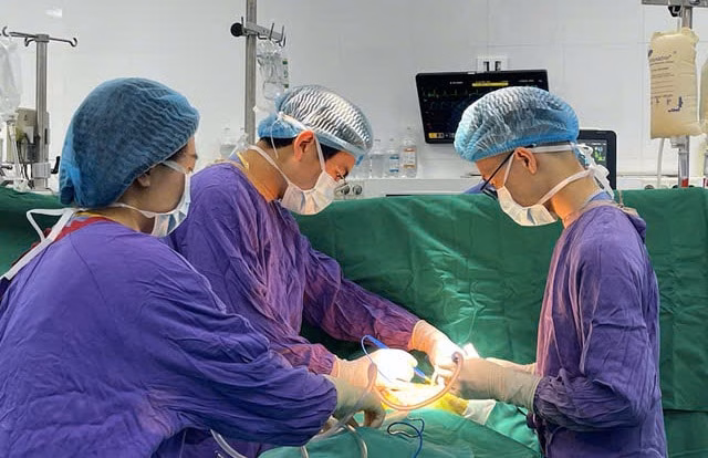 Hà Nội ứng phó bão số 3, ‘sốt’ giá cát và giải pháp cho chương trình ghép tạng Các bác sĩ thực hiện một ca ghép tạng tại Bệnh viện Hữu nghị Việt Đức.