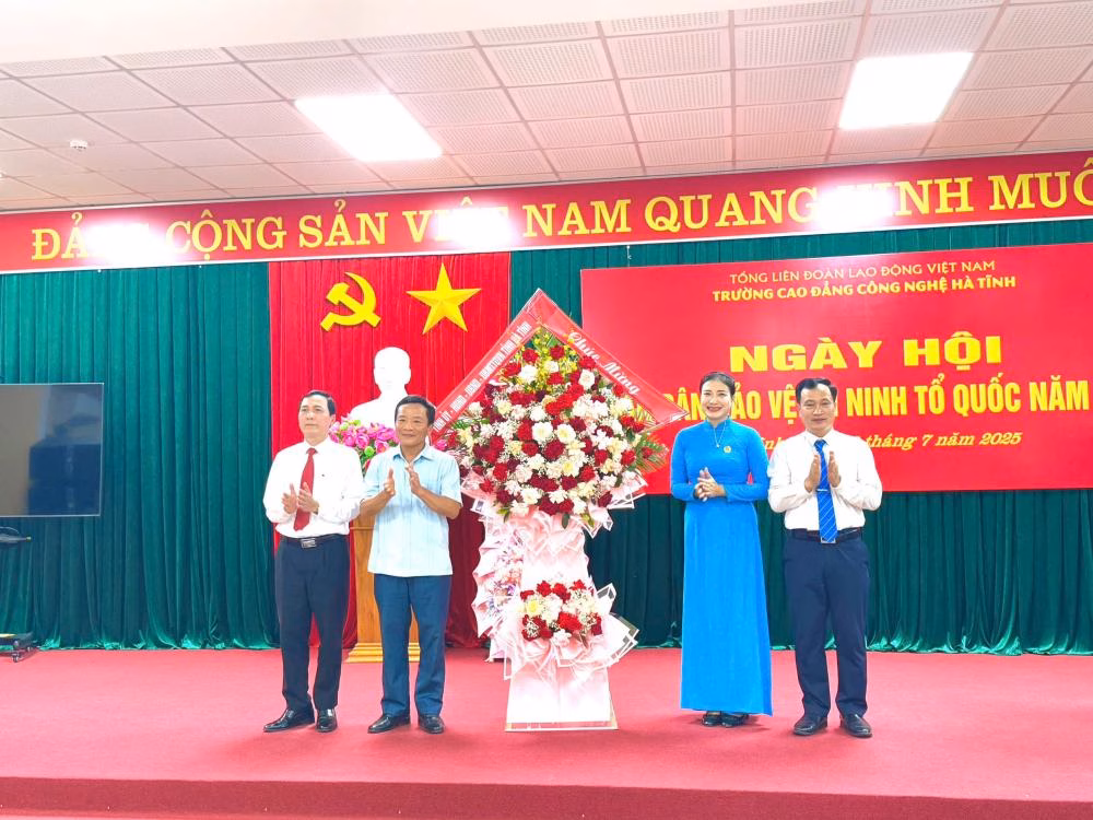Hà Tĩnh: Trường Cao đẳng Công nghệ tổ chức Ngày hội bảo vệ an ninh Tổ quốc
Đại biểu tặng hoa chúc mừng Ngày hội