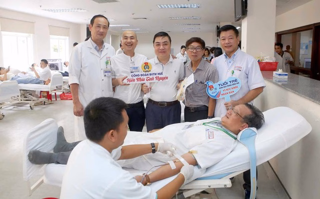 Hàng trăm y bác sĩ Huế tích cực hiến máu Hàng trăm y bác sĩ Huế xếp hàng hiến máu để cứu người bệnh