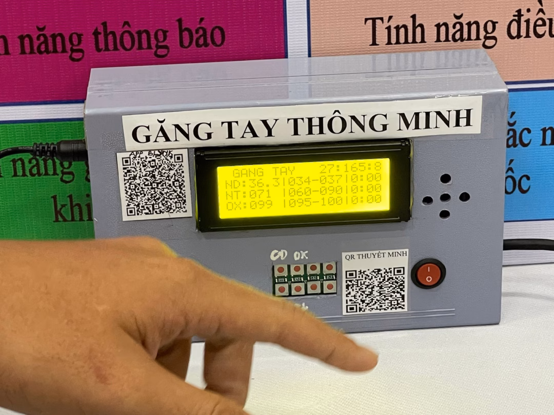 Bộ điều khiển găng tay với màn hình hiển thị chỉ số sức khỏe