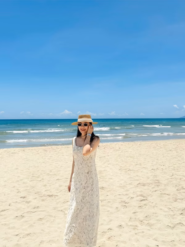 Hồng Diễm tái xuất với visual thăng hạng, 20 năm vẫn giữ nguyên sắc đẹp trẻ Trên trang cá nhân, Hồng Diễm chỉ khoe những hình ảnh đi biển thật xinh đẹp của mình. Dù ở tuổi 43 nhưng Hồng Diễm vẫn trẻ đẹp như mới ngoài đôi mươi.