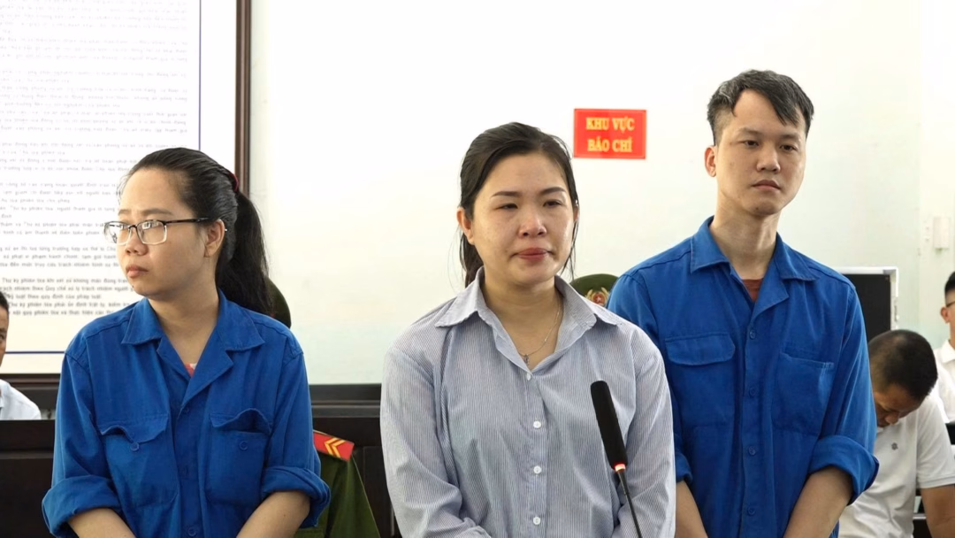 3 bị cáo Lê Thị Hồng Phương, Phạm Thanh Long và Nguyễn Thu Trinh tại phiên tòa sơ thẩm. 3 bị cáo Lê Thị Hồng Phương, Phạm Thanh Long và Nguyễn Thu Trinh tại phiên tòa sơ thẩm.