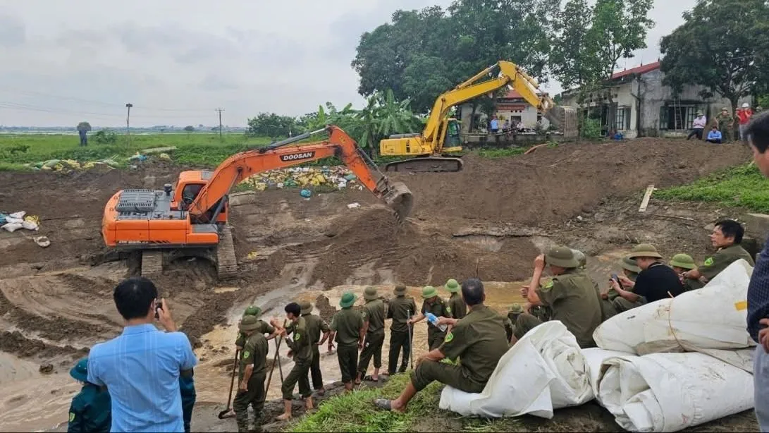 Bắc Ninh sử dụng máy xúc khắc phục sự cố mạch sủi xuất hiện trên đê tả sông Cầu tháng 7-2025 Bắc Ninh sử dụng máy xúc khắc phục sự cố mạch sủi xuất hiện trên đê tả sông Cầu tháng 7-2025