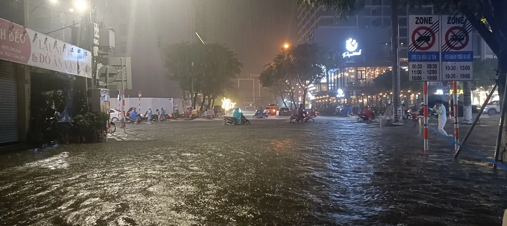 Tuyến đường Lê Quý Đôn giao đường 2/9 ngập nặng Tuyến đường Lê Quý Đôn giao đường 2/9 ngập nặng