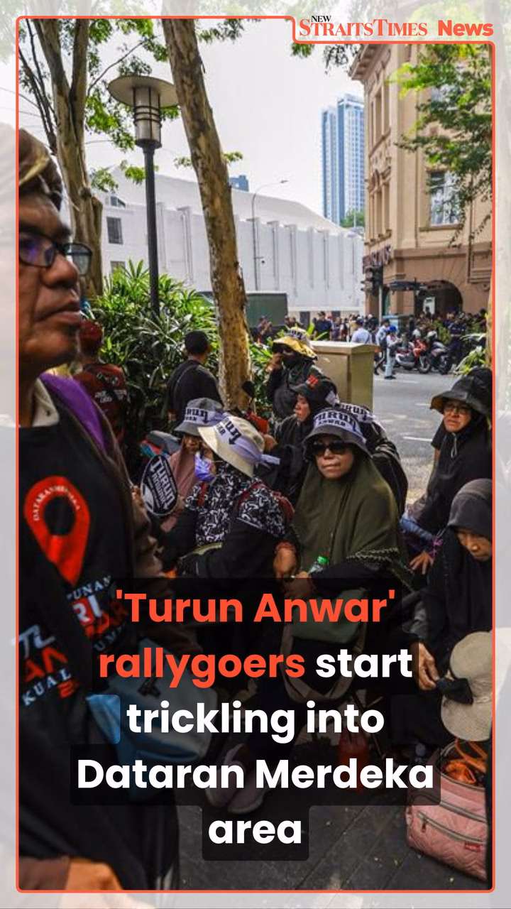 Katy Perry suýt ngã vì dàn nhạc cụ bay giữa không trung trong buổi biểu diễn 'Turun Anwar' rallygoers start trickling into Dataran Merdeka area