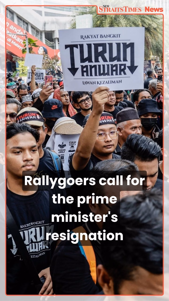 Katy Perry suýt ngã vì dàn nhạc cụ bay giữa không trung trong buổi biểu diễn Rallygoers call for the prime minister's resignation