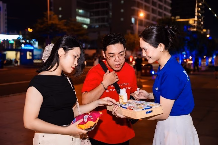 Các sản phẩm sữa chua Vinamilk đồng hành cùng người dân tại các điểm chiếu phim ngoài trời diễn ra xuyên suốt DANAFF III Các sản phẩm sữa chua Vinamilk đồng hành cùng người dân tại các điểm chiếu phim ngoài trời diễn ra xuyên suốt DANAFF III