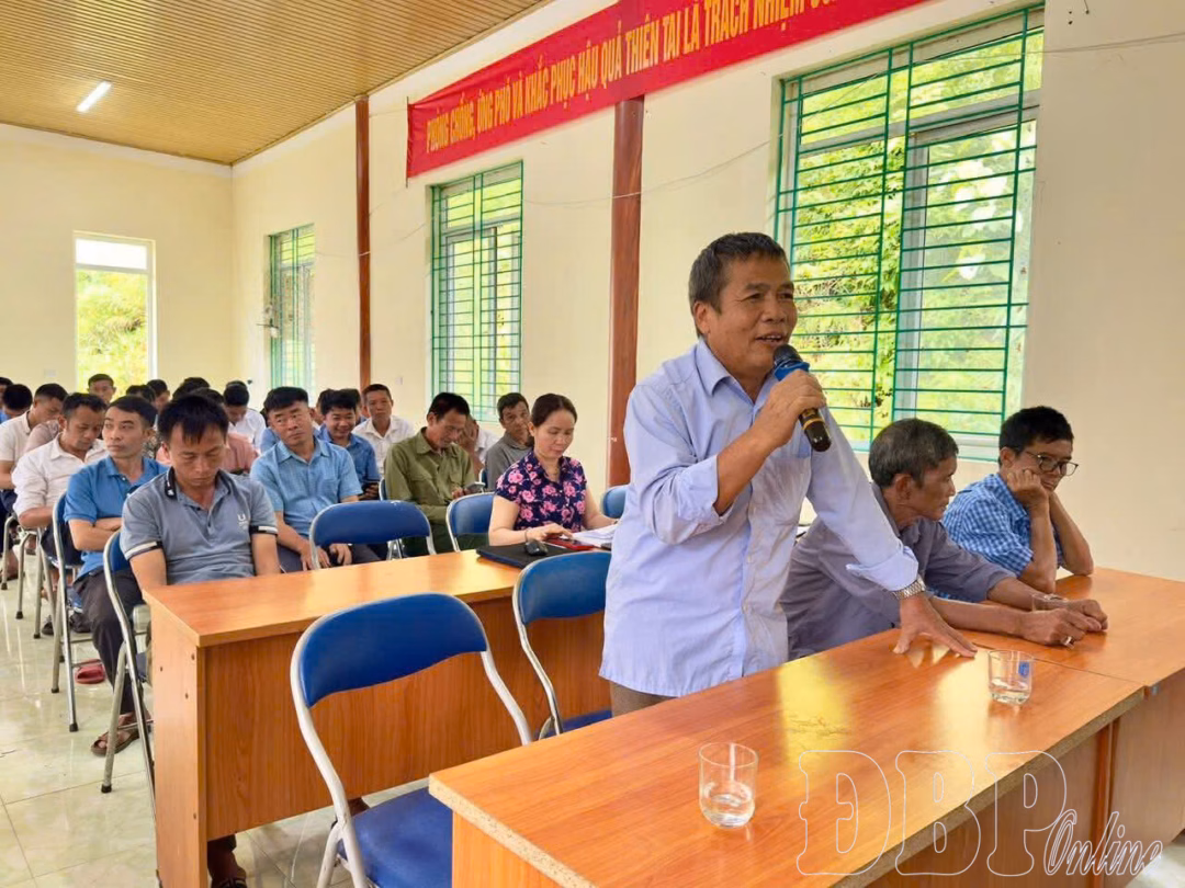 Lãnh đạo Đảng ủy xã Mường Mùn tặng quà cho người dân bản Thẩm Táng.
