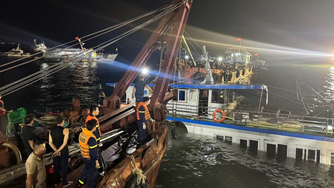 Nâng cấp hệ thống cảnh báo để tránh tái diễn thảm họa tàu Vịnh Xanh 58 Tàu Vịnh Xanh 58 hai tầng, màu trắng đã được xoay lại rạng sáng 20/7, chuẩn bị kéo về đất liền. Ảnh: Xuân Hoa