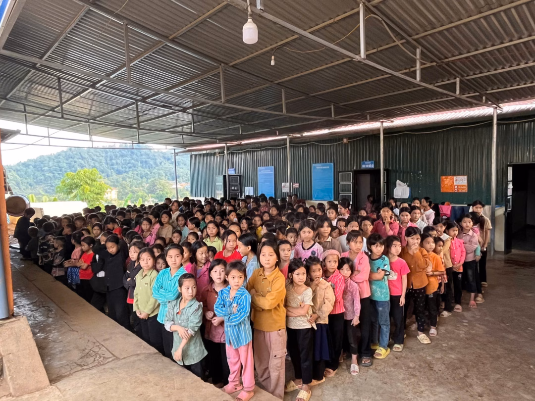 Học sinh trường PTDTBT Tiểu học Phì Nhừ, tỉnh Điện Biên xếp hàng, điểm danh chuẩn bị ăn tối tại trường