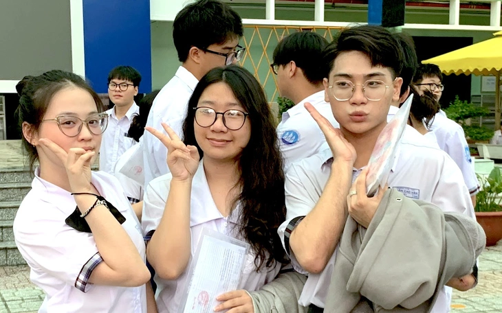 Điểm sàn nhiều trường đại học lớn ở TP.HCM thấp bất ngờ, có ngành giảm 7 điểm - Ảnh 2.