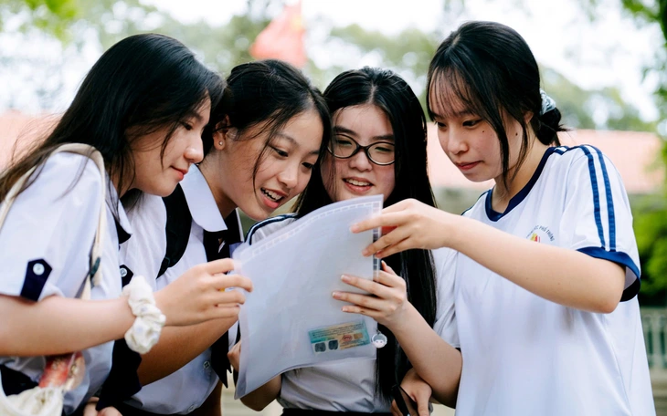 Điểm sàn nhiều trường đại học lớn ở TP.HCM thấp bất ngờ, có ngành giảm 7 điểm - Ảnh 4.
